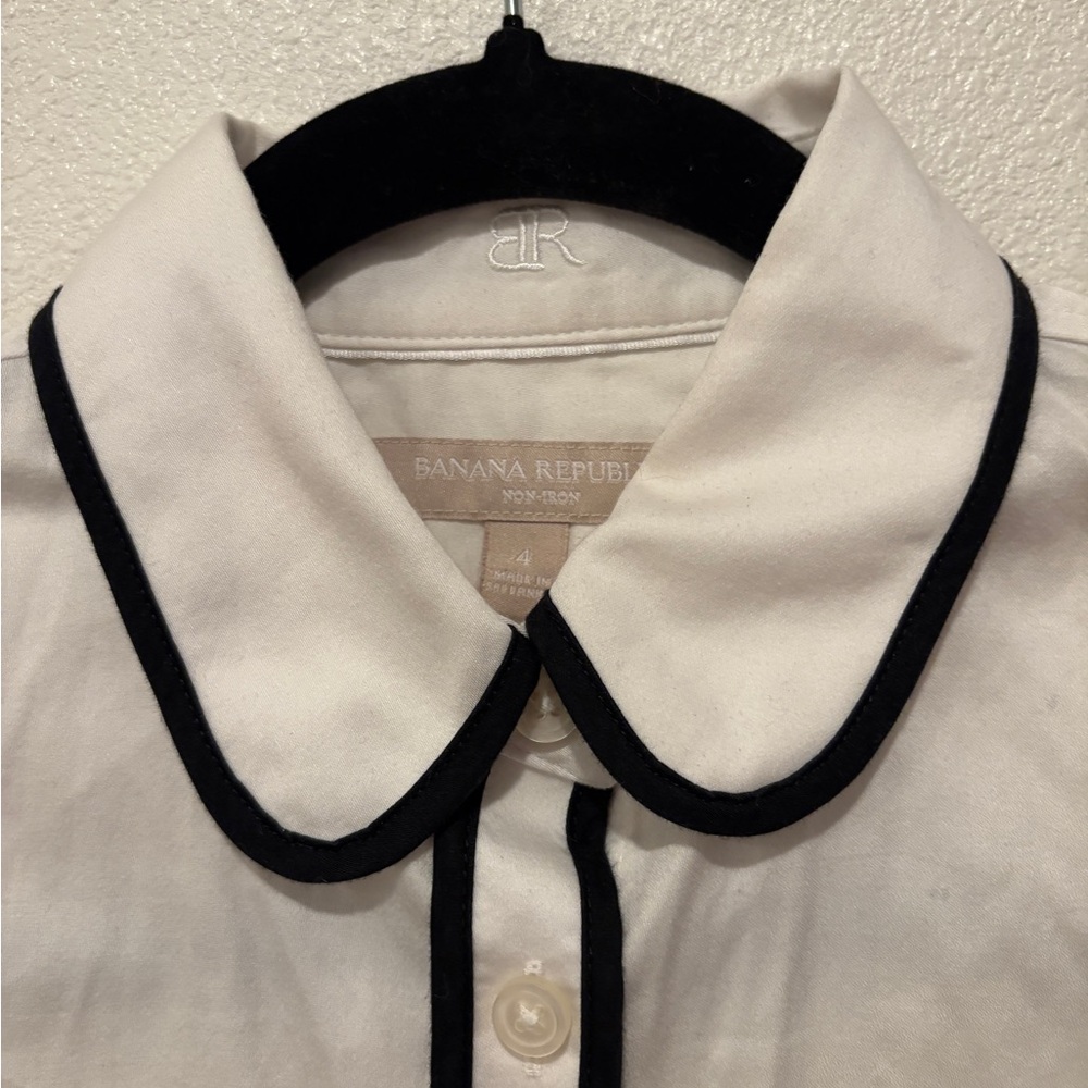 Banana Republic White Shirt with Black Trim and Peter Pan Collar women’s size 4
